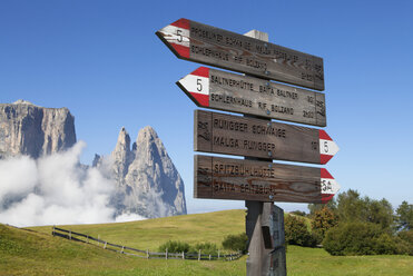 Italien, Südtirol, Wegweiser auf der Seiseralm und Schlerngruppe - WWF003130