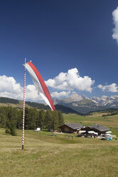 Italien, Südtirol, Almhütte und Fahne auf der Seiseralm - WW003072