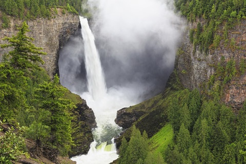 Kanada, Britisch-Kolumbien, Wells Gray Provincial Park, Helmcken Falls, lizenzfreies Stockfoto
