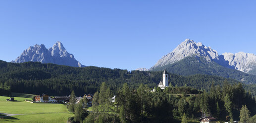 Italy, South Tyrol, Versciaco, Parish church and Sexten Dolomites - WWF003073