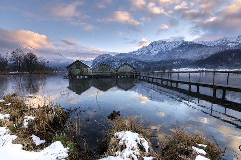 Deutschland, Bayern, Winter am Kochelsee bei Garmisch-Partenkirchen, lizenzfreies Stockfoto