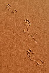 Nordafrika, Algerien, Sahara, menschliche Barfußspuren auf einer Sanddüne - ESF000880
