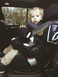 Toddler sitting in childrens car seat - MFF000707