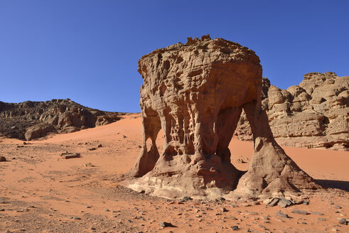 Algerien, Sahara, Tassili N'Ajjer National Park, Tadrart, Felsformation mit natürlichen Bögen in Oued Bouhadian - ES000886
