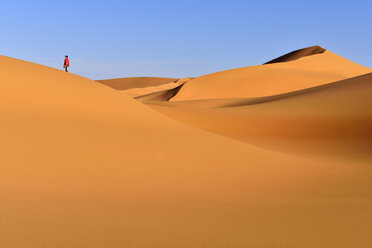 Algeria, Sahara, Tassili N'Ajjer National Park, Tadrart, woman walking in the dunes of Tehak - ES000881