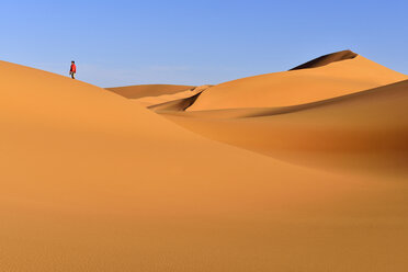 Algerien, Sahara, Tassili N'Ajjer National Park, Tadrart, Frau beim Spaziergang in den Dünen von Tehak - ES000881