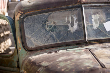 Bolivien, Altiplano, Salar de Uyuni, Autowrack - STSF000285