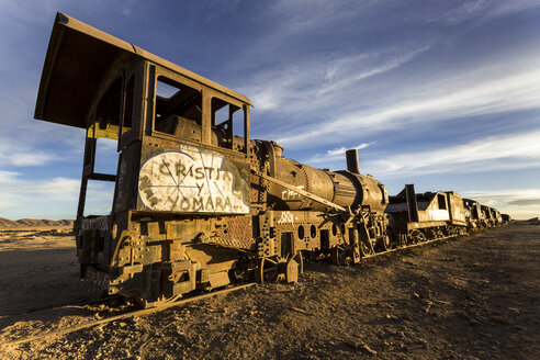 Südamerika, Bolivien, Salar de Uyuni, Eisenbahnfriedhof, Wrack eines Dampfers - STSF000276