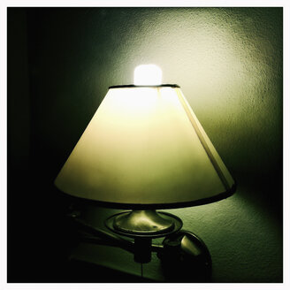 Lampe in einem Hotelzimmer in Silves, Portugal, Algarve, Silves - SEF000099