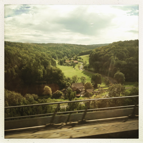 Tal von einem vorbeifahrenden Zug aus gesehen in der Provinz Hessen, Deutschland, lizenzfreies Stockfoto