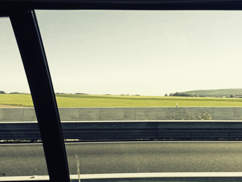 Blick aus dem Fenster, Auto fährt an Landschaften vorbei, Deutschland, Hamburg, lizenzfreies Stockfoto