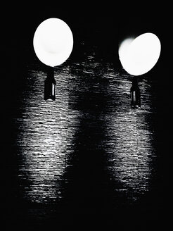 Zwei Lampen an einer schwarzen Wand der schiSt. Deutschland, Hamburg - SEF000134
