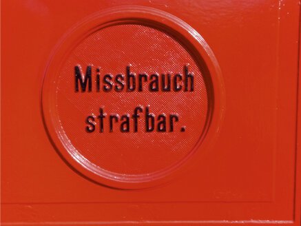 Missbräuche werden geahndet, Schild an einem Hydranten, Deutschland, Berlin - SEF000137