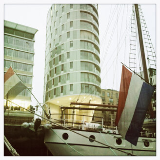 Segelboot im Sandtorhafen, Deutschland, Hamburg, Hafencity Hamburg - SEF000223