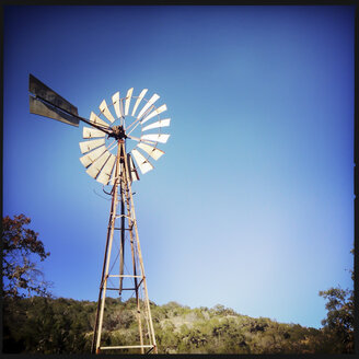 Farm windmill for pumping water out of a deep well, Texas, United States - ABAF001134