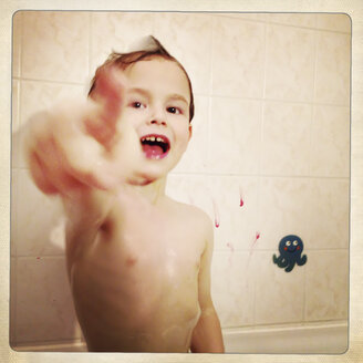 Toddler taking a bath, Berlin, Germany - ZMF000024