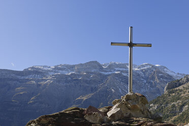Spanien, Nationalpark Ordesa y Monte Perdido, Mamorial-Kreuz auf den Llanos de La Larri - LAF000485