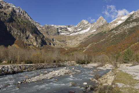 Spanien, Nationalpark Ordesa y Monte Perdido, Massiv des Monte Perdido und Rio Cinca, lizenzfreies Stockfoto