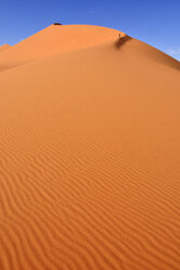 Algerien, Sahara, Tassili N'Ajjer National Park, Frau wandert in den Dünen von Tin Merzouga - ES000893