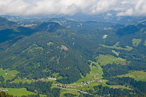 Österreich, Allgäuer Alpen, Vorarlberg, Blick vom Fellhorn ins Kleinwalsertal, lizenzfreies Stockfoto