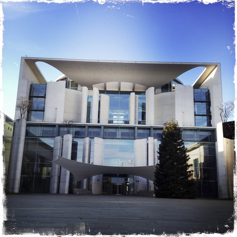 Bundeskanzleramt mit Weihnachtsbaum, Deutschland, Berlin., lizenzfreies Stockfoto