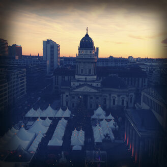 Deutscher Dom und Weihnachtsmarkt auf dem Gendarmenmarkt bei Sonnenuntergang, Deutschland, Berlin - ZMF000037