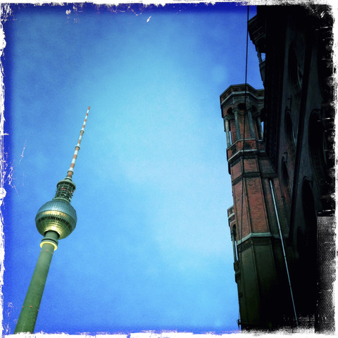 Fernsehturm am Alexanderplatz und Rotes Rathaus, Deutschland, Berlin, lizenzfreies Stockfoto