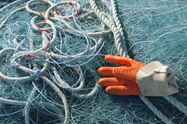 France, Bretagne, Finistere, Landeda, fishing net with work glove at harbour - LAF000464