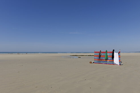 Frankreich, Bretagne, Finistere, Windschutz am Strand - LA000459