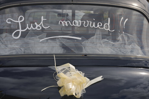 Frankreich, Bretagne, Finistere, London Taxi International, Autofenster mit Aufschrift just married - LAF000462