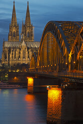 Deutschland, Nordrhein-Westfalen, Köln, Blick auf den Kölner Dom und die Hohenzollernbrücke in der Abenddämmerung - WGF000184