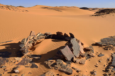 Algerien, Sahara, Tassili N'Ajjer National Park, Historische Steinsetzung oder Grab in den Sanddünen von In Tehak - ES000900