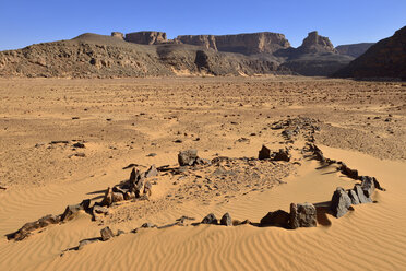 Algerien, Sahara, Tassili N'Ajjer National Park, Historische Steinsetzung und Grab in Oued In Djeran - ES000902