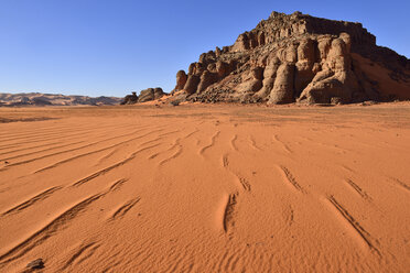 Algerien, Sahara, Tassili N'Ajjer National Park, Sanddünen und Felsen in Tin Merzouga - ES000904
