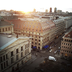 Sonnenuntergang hinter den Wolkenkratzern am Potsdamer Platz mit klassischen Gebäuden um den Gendarmenmarkt im Vordergrund, Deutschland, Berlin, - ZMF000045