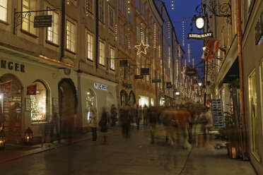 Österreich, Salzburg, Altstadt, Blick auf die Getreidegasse am Abend - GF000337