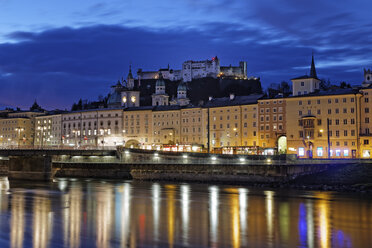 Österreich, Bundesland Salzburg, Salzburg, Burg Hohensalzburg mit Altstadt und Türmen des Salzburger Doms, Salzach am Abend - GF000338