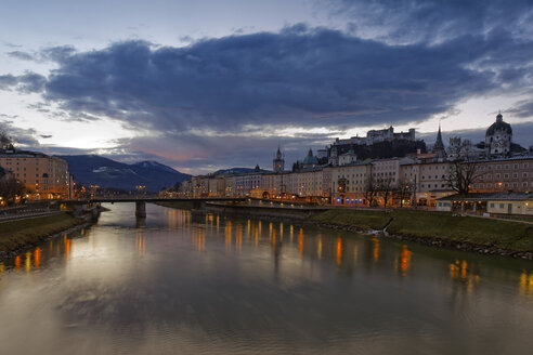 Österreich, Bundesland Salzburg, Salzburg, Festung Hohensalzburg mit Altstadt und Türmen des Salzburger Doms, Fluss Salzach, rechts Stiftskirche, am Abend - GF000341