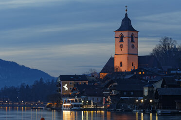 Österreich, Bundesland Salzburg, Salzkammergut, St. Wolfgang am Wolfgangsee, Abenddämmerung - GF000353