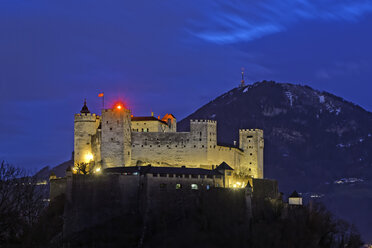 Österreich, Land Salzburg, Salzburg, Blick vom Mönchsberg auf die Burg Hohensalzburg bei Nacht - GF000354