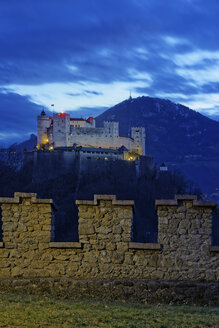 Österreich, Land Salzburg, Salzburg, Blick vom Mönchsberg auf die Burg Hohensalzburg bei Nacht - GF000355