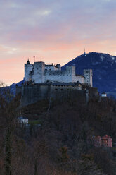 Österreich, Land Salzburg, Salzburg, Blick vom Mönchsberg zur Burg Hohensalzburg bei Sonnenuntergang - GF000356