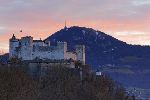 Österreich, Land Salzburg, Salzburg, Blick vom Mönchsberg zur Burg Hohensalzburg bei Sonnenuntergang - GF000357