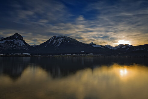 Österreich, Bundesland Salzburg, Salzkammergut, St. Wolfgang am Wolfgangsee bei Sonnenuntergang - GFF000352