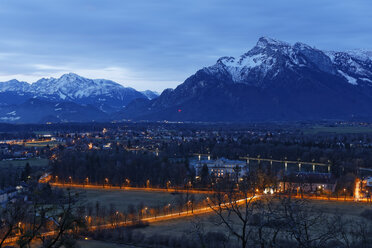 Österreich, Land Salzburg, Salzburg, Blick vom Mönchsberg über die Salzach am Abend - GFF000359