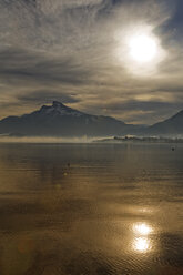 Austria, Upper Austria, Salzkammergut, Lake Mondsee at sunrise, in the background Mountain Schafberg - GFF000360