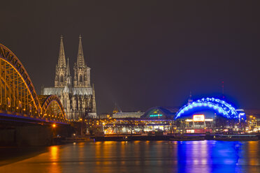 Deutschland, Nordrhein-Westfalen, Köln, Blick auf Hohenzollernbrücke, Kölner Dom und Musical Dome am Rhein - WGF000183