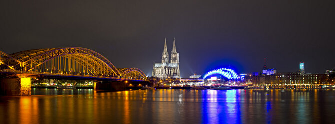 Germany, North Rhine-Westphalia, Cologne, View of Hohenzollern Bridge, Cologne Cathedral and Musical Dome at River Rhine - WGF000182