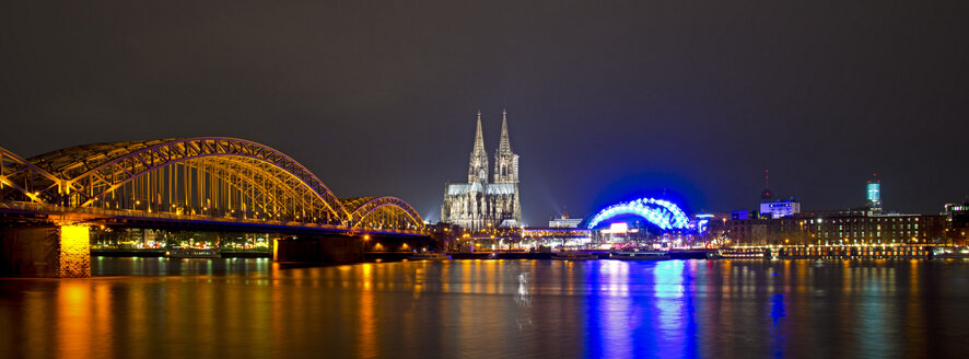 Deutschland, Nordrhein-Westfalen, Köln, Blick auf Hohenzollernbrücke, Kölner Dom und Musical Dome am Rhein - WGF000182