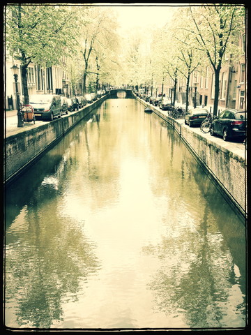 Stadt, Fluss, Stadtrundfahrt, Baumallee, Autos, Amsterdam, Die Niederlande, lizenzfreies Stockfoto